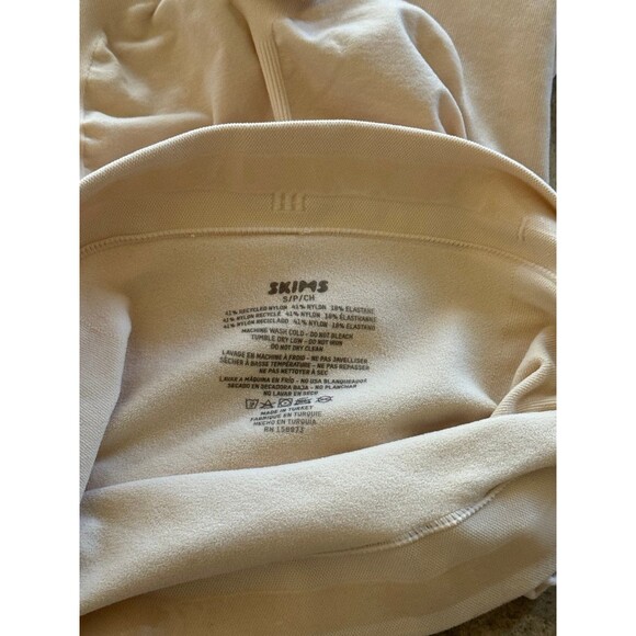 New Skims Seamless Sculpt Mid Thigh Short Size Small Sand - Picture 9 of 9